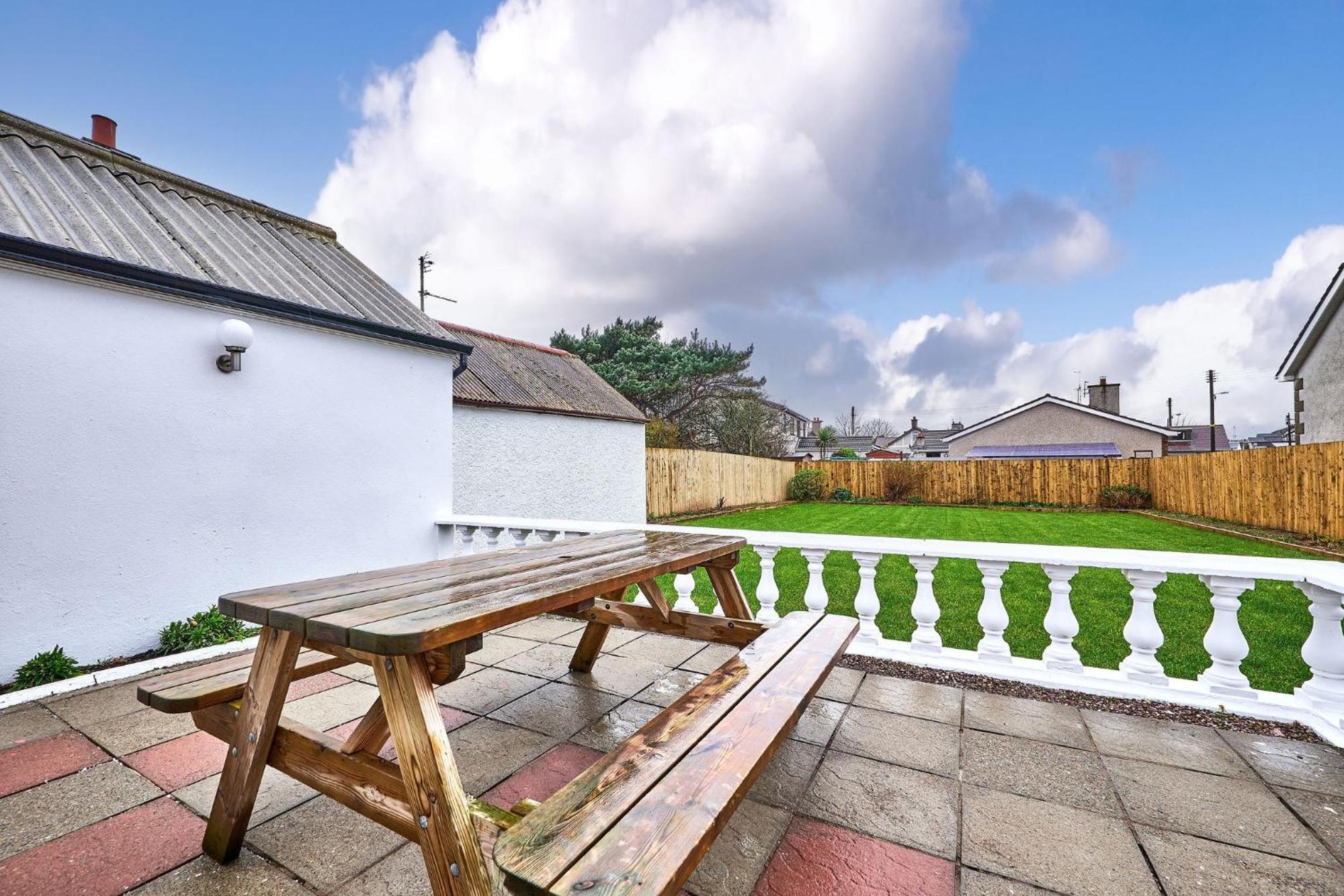 Portrush By The Tee Villa Exterior photo